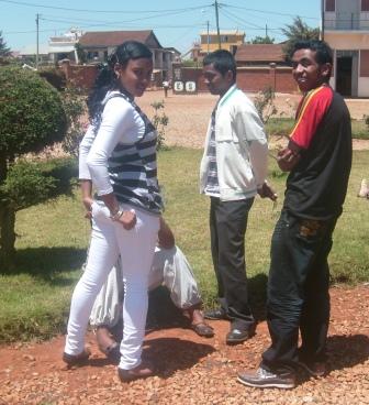 De g. à d., Cécilia (ancienne première dauphine de Miss Tuléar) qui a obtenu la mention Très Bien avec un mémoire sur la Télévision nationale malagasy, Andry qui se penche sur la formation du personnel à la Sacimem et Lyva, un étudiant de la 9ème promotion dont la sortie est prévu en juillet 2011.